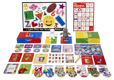 たくさんの教材が並んだ様子